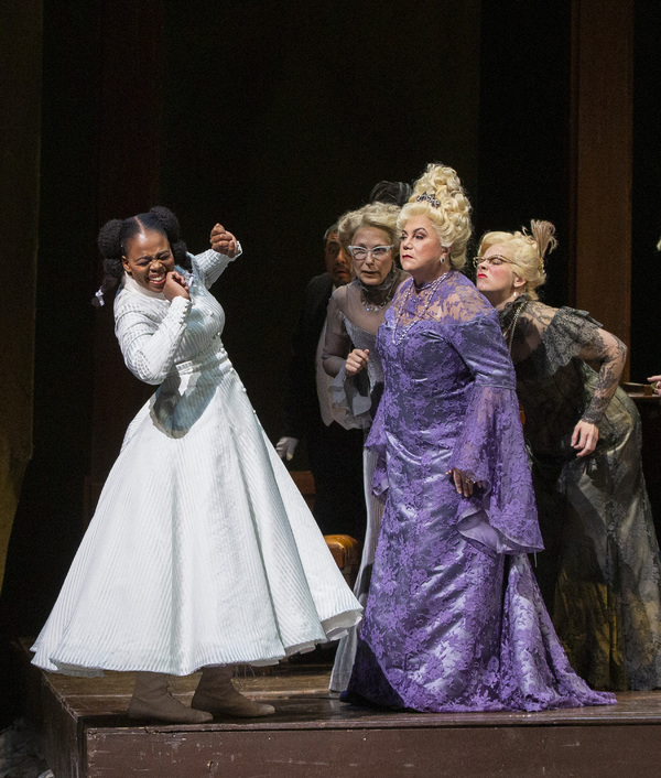 Photo Flash: Kathleen Turner Makes Her Operatic Debut in LA FILLE DU REGIMENT Image