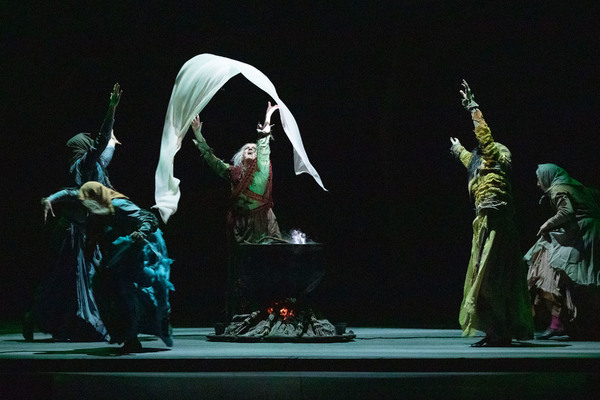 La Sylphide
Colleen Neary and witches (LAB Ensemble)
Photo By: Reed Hutchinson Photo