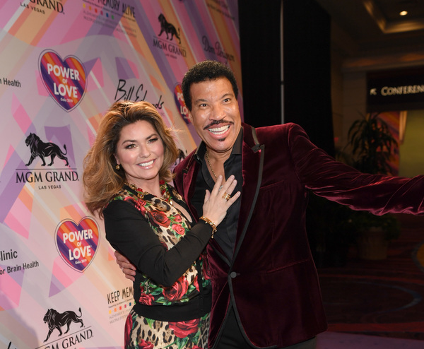 Shania Twain (L) and Lionel Richie Photo