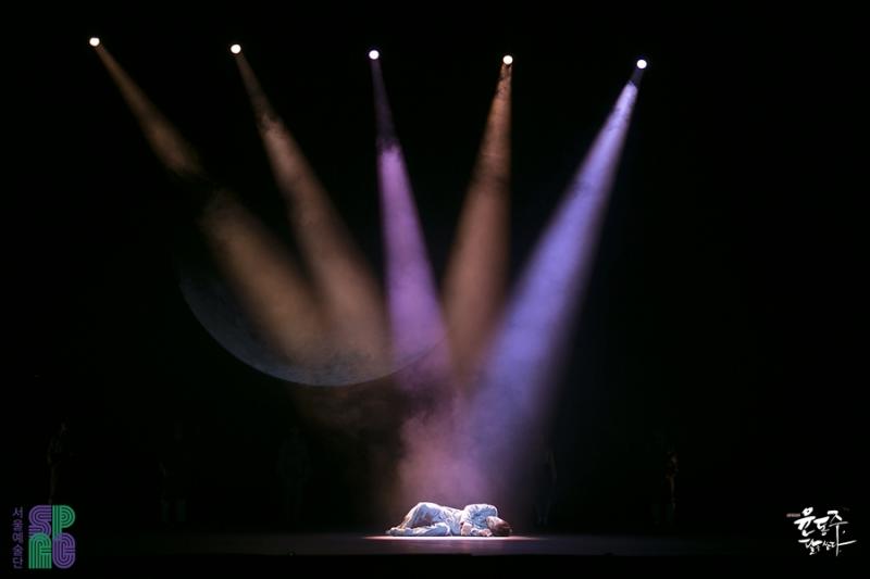 Review: Songs of Hope During Tragedy, SHOOTING AT THE MOON, YUN DONG-JU at CJ Towol Theatre In Seoul Arts Center 