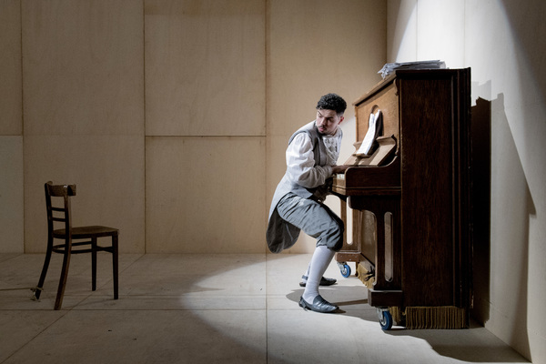 Photo Flash: Unicorn Theatre Presents THE SHOW IN WHICH HOPEFULLY NOTHING HAPPENS Image