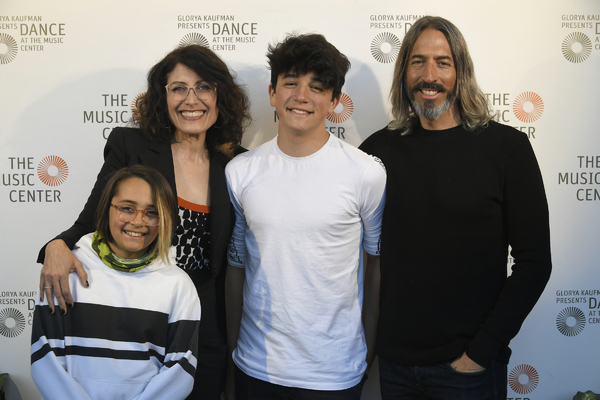 Lisa Edelstein with husband, renowned artist Robert Russell, with her step children

 Photo