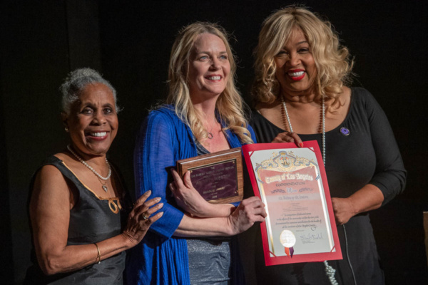 Whitney Weston (center) receives Rainbow Award from Starletta DuPois (l.) and Kym Whi Photo