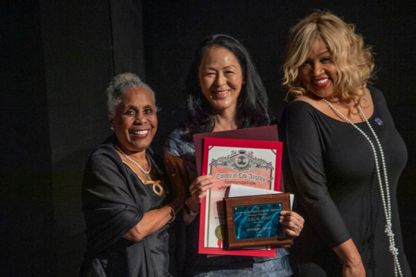 Leslie Ishii (center) receives Integrity Award from Starletta DuPois (l.) and Kym Whi Photo