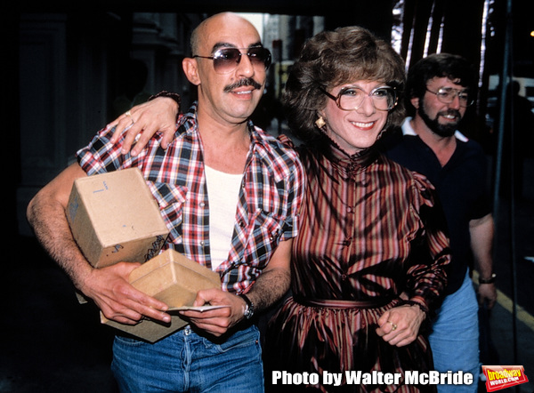 Dustin Hoffman with his hairdresser on the set filming TOOTSIE on June 9, 1982 in New Photo