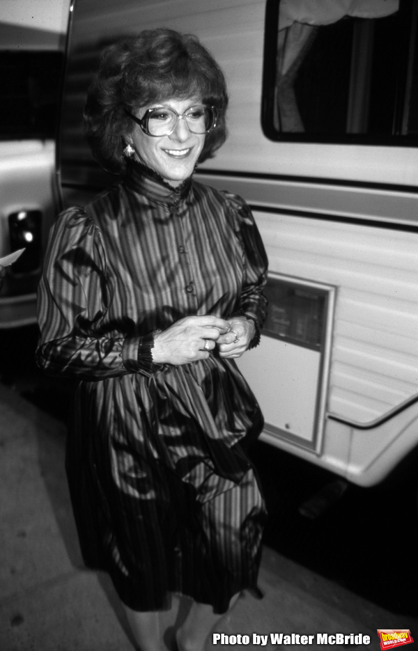 Photo Flashback: On the Set of the TOOTSIE in 1982 Image