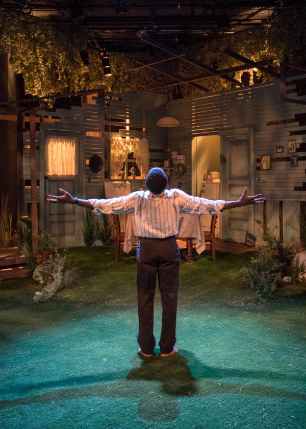 Photo Flash: TimeLine Theatre Company Presents TOO HEAVY FOR YOUR POCKET Image