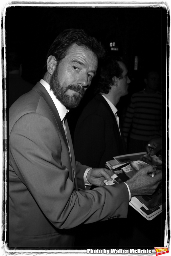 Bryan Cranston signing autographs for fans at the FOX TV Network 2004-2005 Upfront
ta Photo