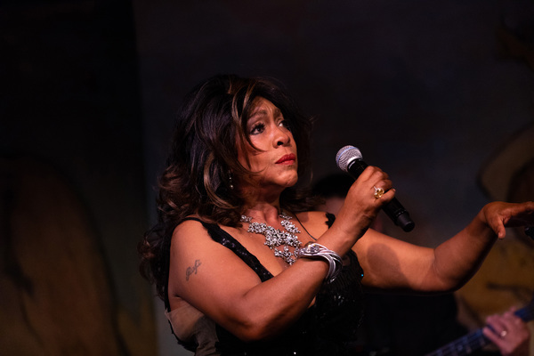 Photo Flash: Mary Wilson of The Supremes Takes The Stage At Cafe Carlyle 