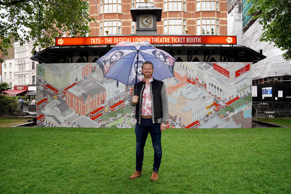 Photo Flash: TKTS Unveils Theatre Mural Alongside West End Stars Image