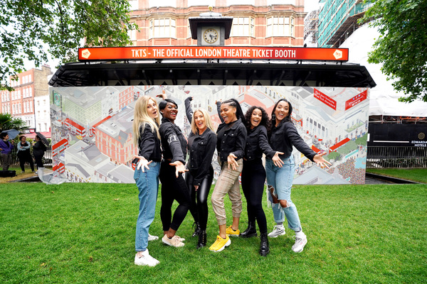 Photo Flash: TKTS Unveils Theatre Mural Alongside West End Stars 