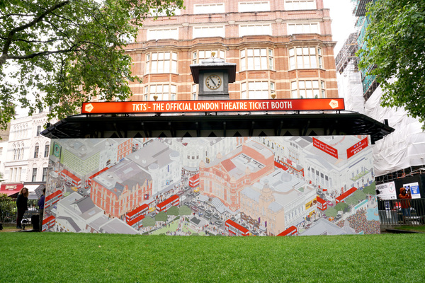 Photo Flash: TKTS Unveils Theatre Mural Alongside West End Stars Image