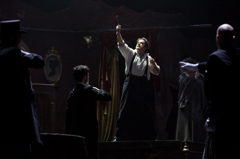 Review:  Anthony Warlow Is Deliciously Dark In SWEENEY TODD THE DEMON BARBER OF FLEET STREET. Image