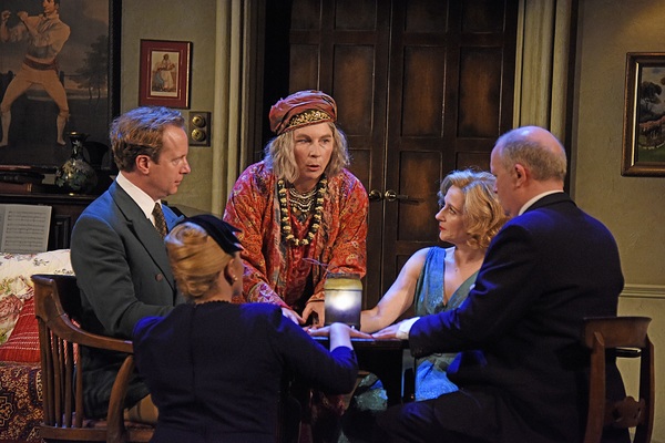 Photo Flash: Jennifer Saunders Stars in BLITHE SPIRIT 