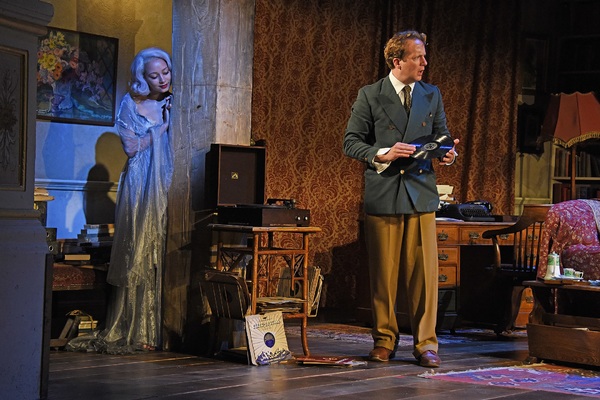 Photo Flash: Jennifer Saunders Stars in BLITHE SPIRIT Image