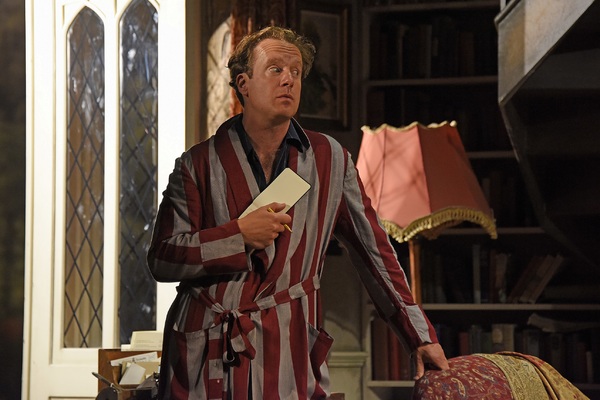 Photo Flash: Jennifer Saunders Stars in BLITHE SPIRIT Image