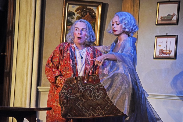 Photo Flash: Jennifer Saunders Stars in BLITHE SPIRIT 