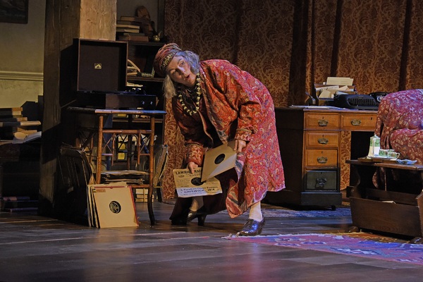 Photo Flash: Jennifer Saunders Stars in BLITHE SPIRIT Image