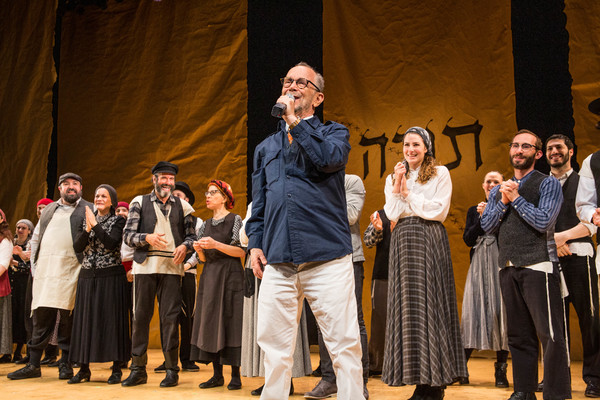Photo Flash: Mikhail Baryshnikov Visits FIDDLER ON THE ROOF in Yiddish Image