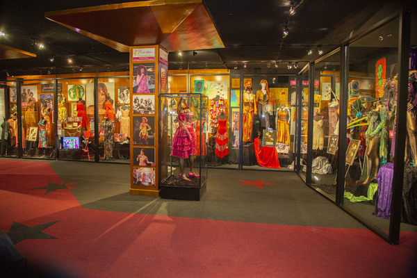Photo Flash: Crowds Gather For Pointer Sisters Exhibit at The Hollywood Museum Image