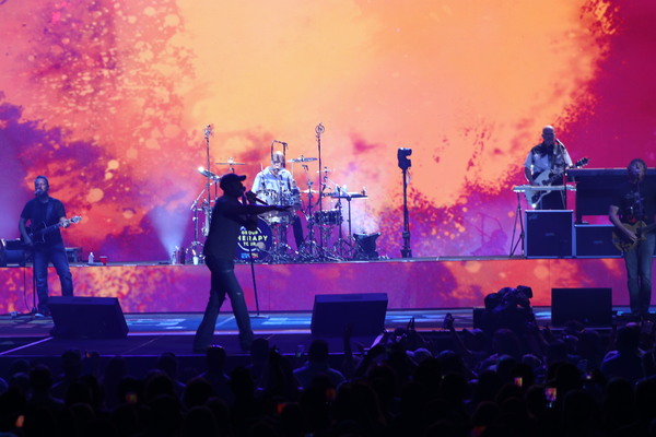 BWW Review and Photo Coverage: HOOTIE AND THE BLOWFISH Group Therapy Tour Image