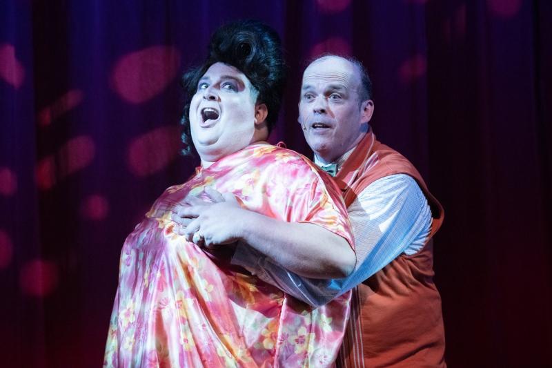 Review: HAIRSPRAY DAZZLES AND DELIGHTS NOW THRU AUGUST 11 at Victoria Theatre 
