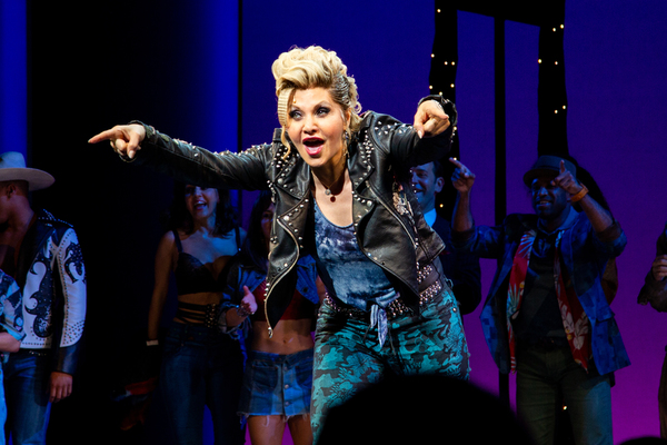 Photo Coverage: Roy Orbison's Sons Perform 'Oh, Pretty Woman' With the Cast of PRETTY WOMAN Image