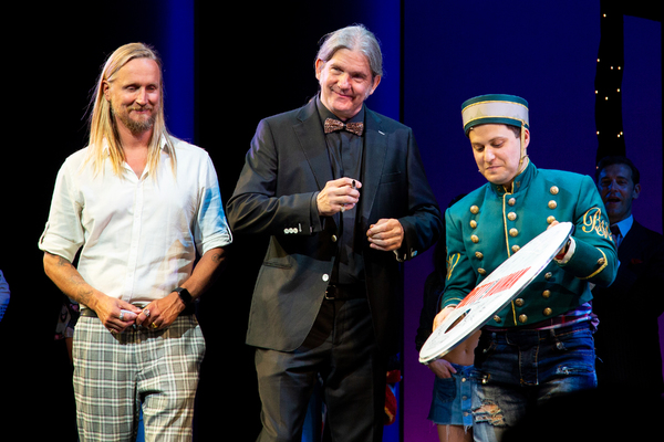 Photo Coverage: Roy Orbison's Sons Perform 'Oh, Pretty Woman' With the Cast of PRETTY WOMAN Image