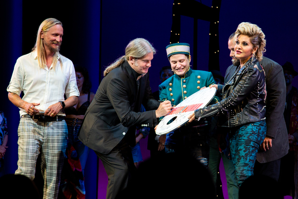 Photo Coverage: Roy Orbison's Sons Perform 'Oh, Pretty Woman' With the Cast of PRETTY WOMAN Image