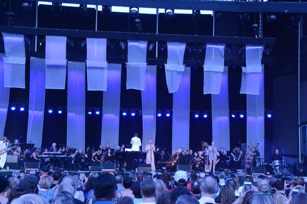 Photo Coverage: Sarah McLachlan Appears With Steven Reineke and the New York Pops at Forest Hills Image