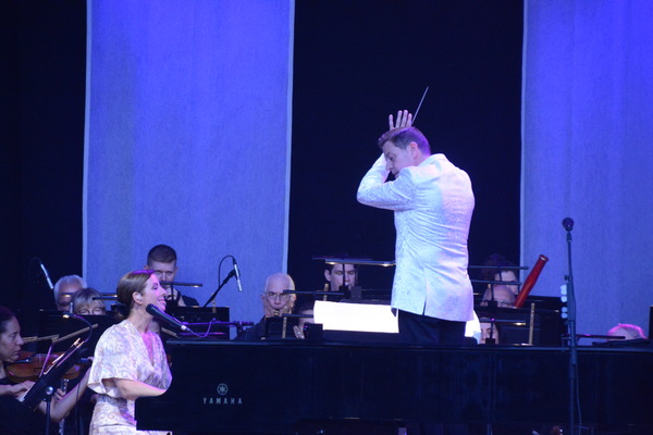 Photo Coverage: Sarah McLachlan Appears With Steven Reineke and the New York Pops at Forest Hills Image