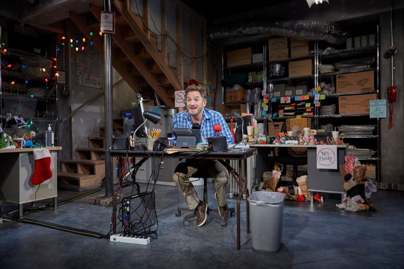 Review: FULLY COMMITTED at TheaterWorks Image