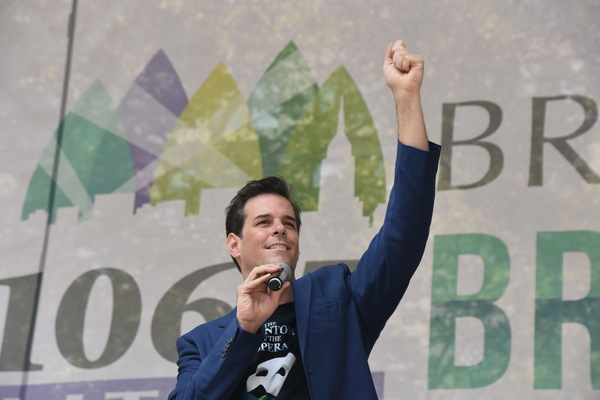 Photo Coverage: Casts of TOOTSIE, MEAN GIRLS and More Sing Out in Bryant Park! Image