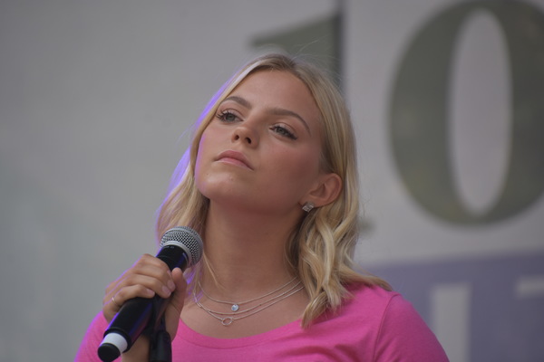 Photo Coverage: Casts of TOOTSIE, MEAN GIRLS and More Sing Out in Bryant Park! Image