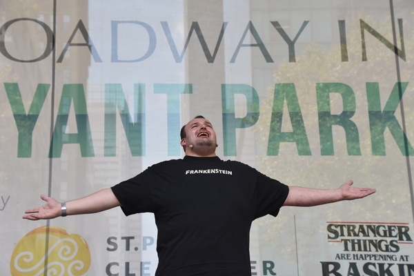 Photo Coverage: Casts of TOOTSIE, MEAN GIRLS and More Sing Out in Bryant Park! Image