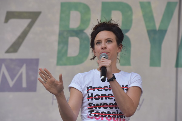 Photo Coverage: Casts of TOOTSIE, MEAN GIRLS and More Sing Out in Bryant Park! Image