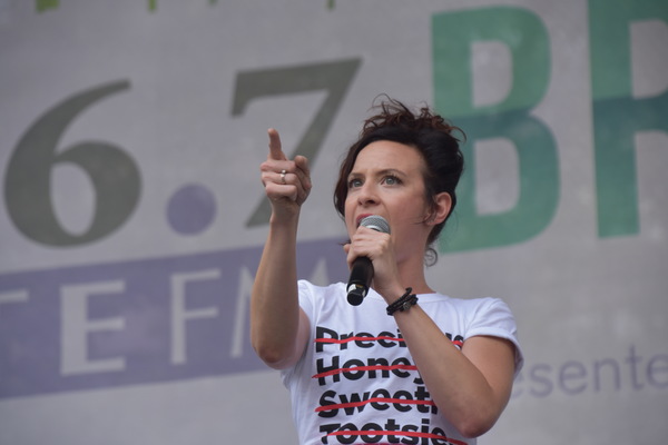 Photo Coverage: Casts of TOOTSIE, MEAN GIRLS and More Sing Out in Bryant Park! Image