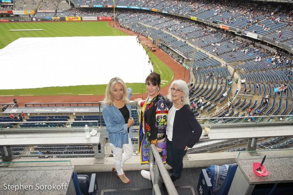 Photo Coverage: The Cast of FIDDLER ON THE ROOF IN YIDDISH Sings the National Anthem at Yankee Stadium Image