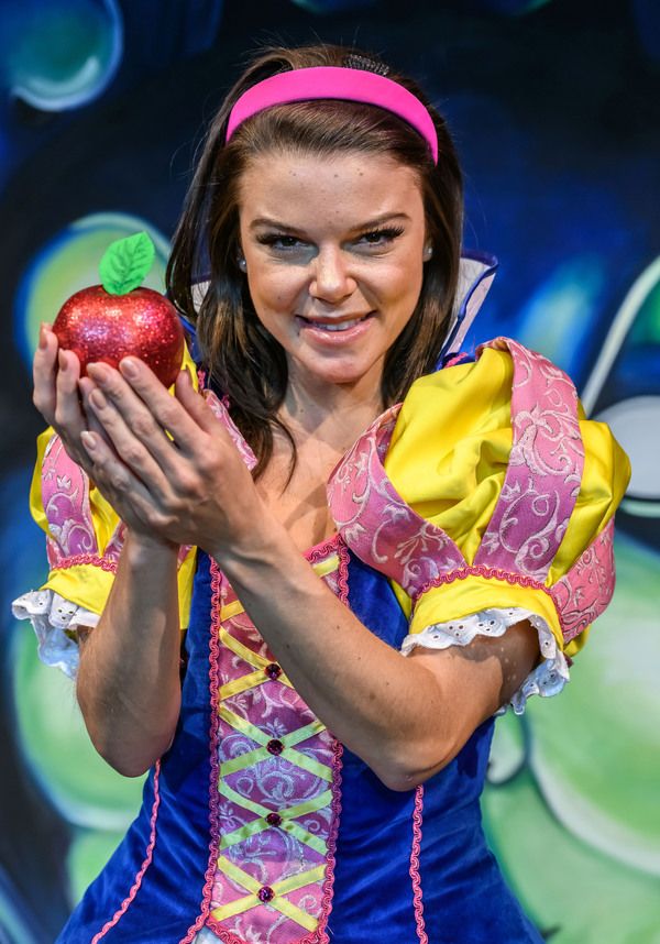 Photo Flash: First Look at the Cast of SNOW WHITE AND THE SEVEN DWARFS at Birmingham Hippodrome 