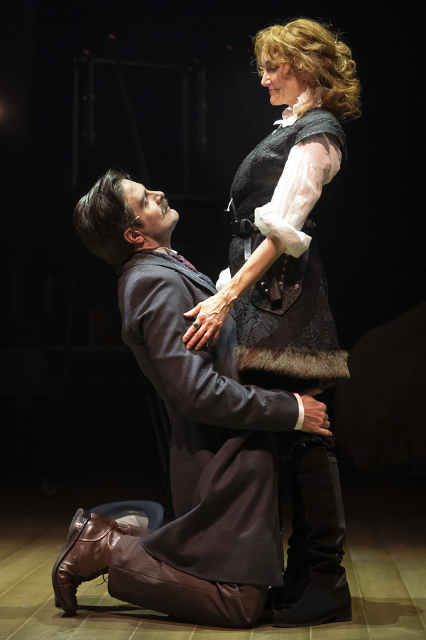 Photo Flash: A First Look At BERNHARDT/HAMLET At Goodman Theatre Image