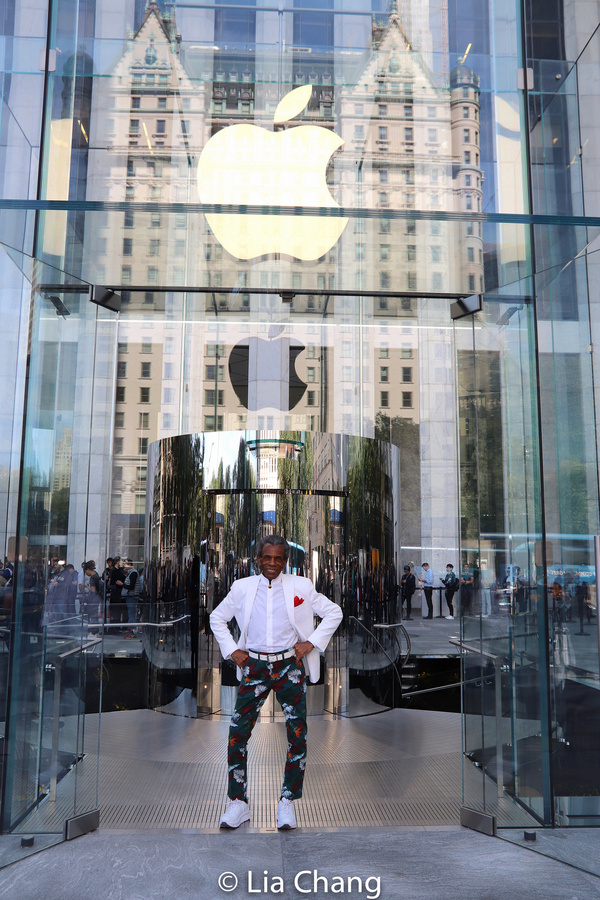 Photo Flash: Inside Memoji Karaoke With André De Shields At Reopening Of Apple Fifth Avenue Image