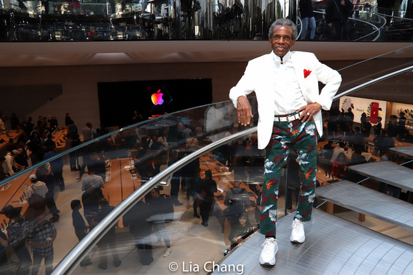 Photo Flash: Inside Memoji Karaoke With André De Shields At Reopening Of Apple Fifth Avenue Image