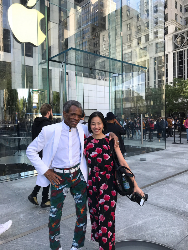 Photo Flash: Inside Memoji Karaoke With André De Shields At Reopening Of Apple Fifth Avenue Image