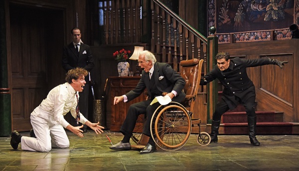 Photo/Video: First Look at THE MAN IN THE WHITE SUIT Image