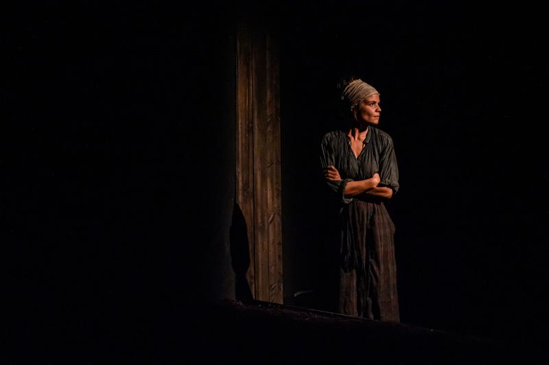 Review: Complex Themes and Sharp Dialogue Make for a Cutting Production of KNIVES IN HENS Image
