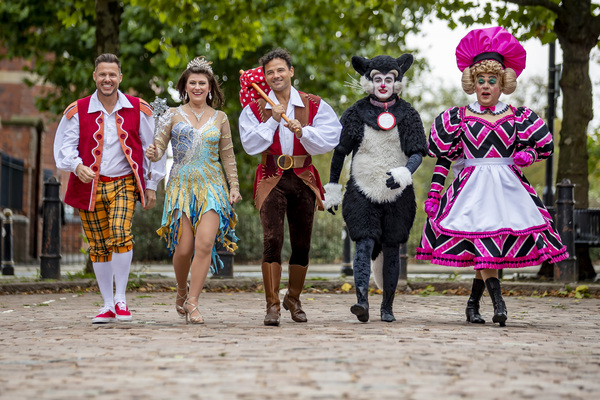 Photo Flash: Wolverhampton's DICK WHITTINGTON Stars Arrive In Town On London Red Bus Image