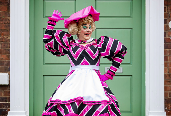 Photo Flash: Wolverhampton's DICK WHITTINGTON Stars Arrive In Town On London Red Bus Image