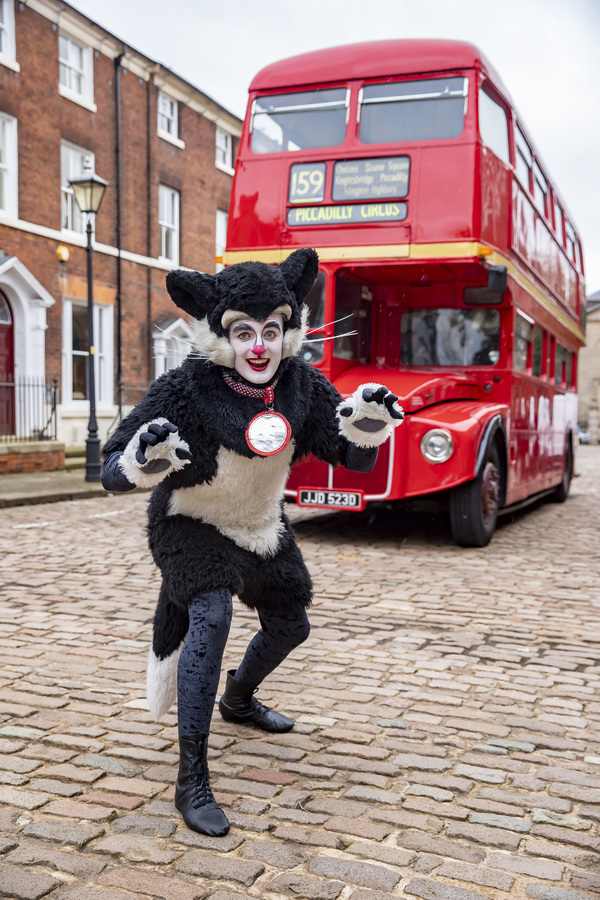 Photo Flash: Wolverhampton's DICK WHITTINGTON Stars Arrive In Town On London Red Bus  Image