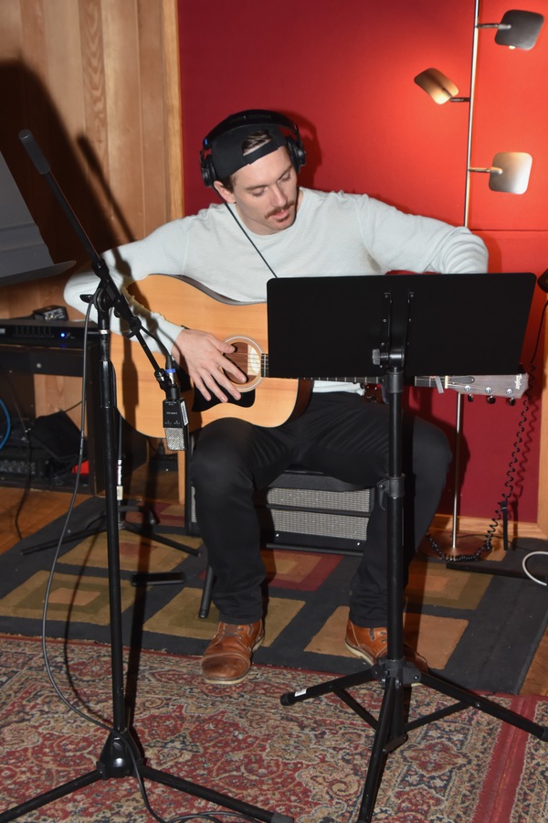 BWW Exclusive: FROZEN Cast Goes Acoustic for Carols for A Cure Image
