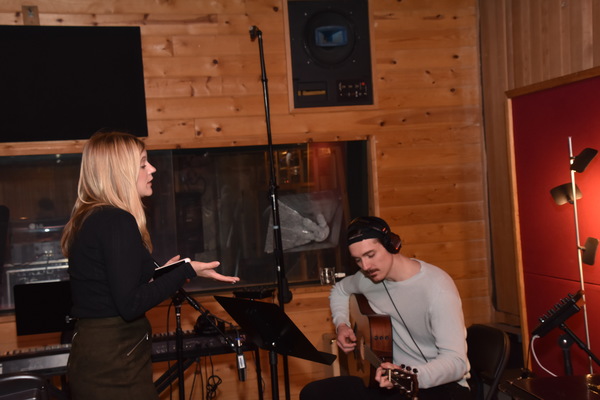 BWW Exclusive: FROZEN Cast Goes Acoustic for Carols for A Cure Image